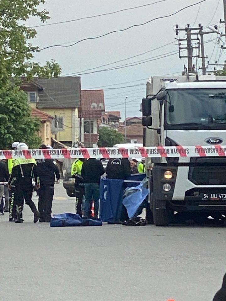 SAKARYA’NIN ADAPAZARI İLÇESİNDE BİSİKLETİYLE, ÇÖP KAMYONUNUN ALTINDA KALAN 78 YAŞINDAKİ