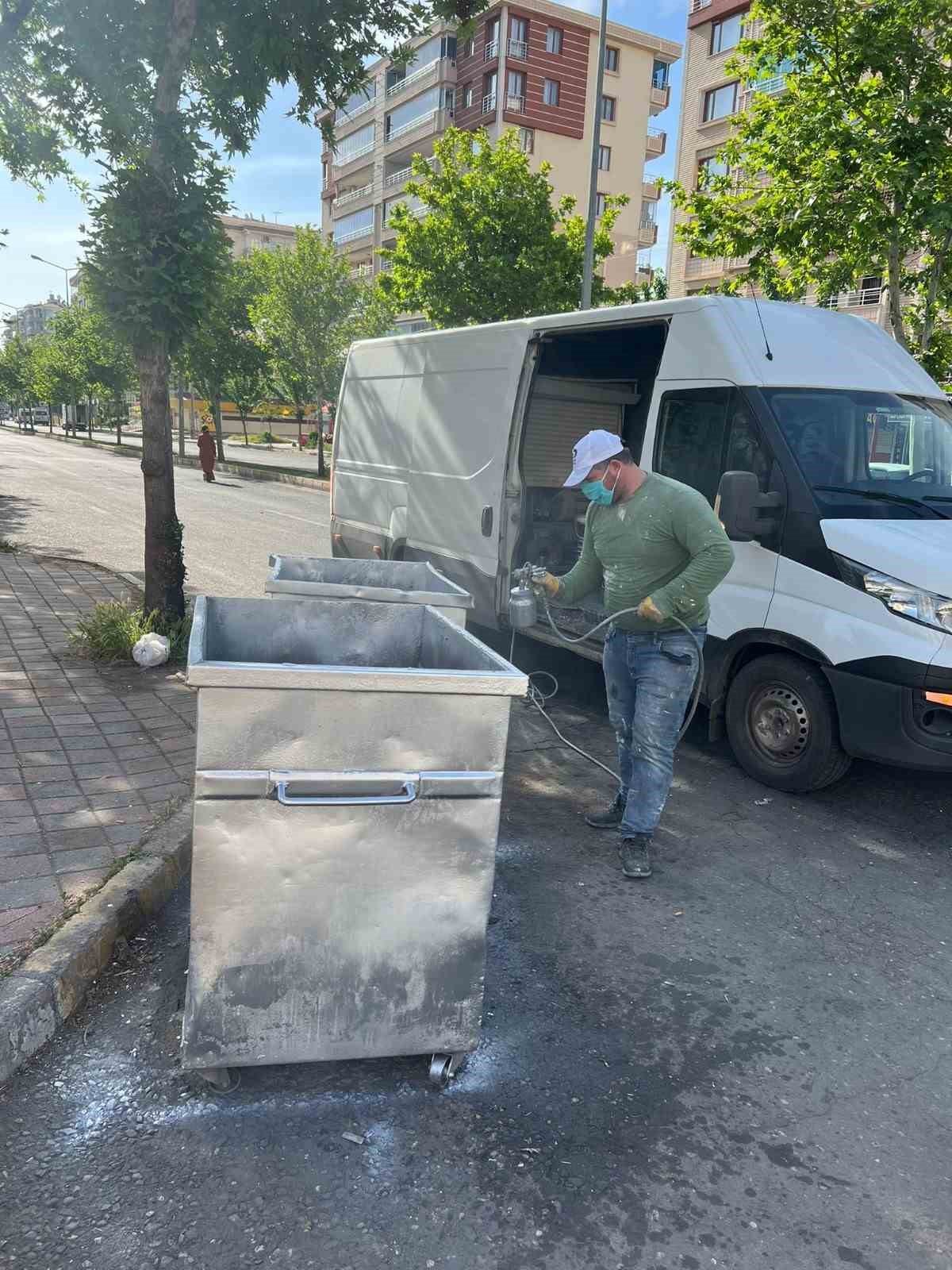 DİYARBAKIR'IN BAĞLAR İLÇE BELEDİYESİ TEMİZLİK İŞLERİ MÜDÜRLÜĞÜ EKİPLERİ, HAVALARIN ISINMASIYLA