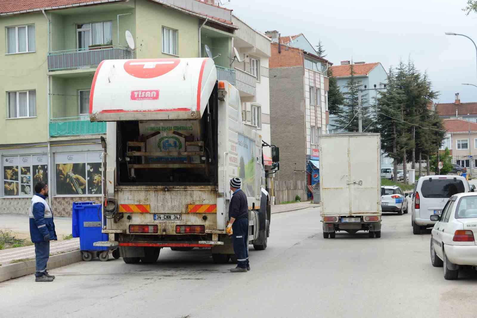 ÇÖP KONTEYNIRLARI YIKANARAK TEMİZLENDİ
