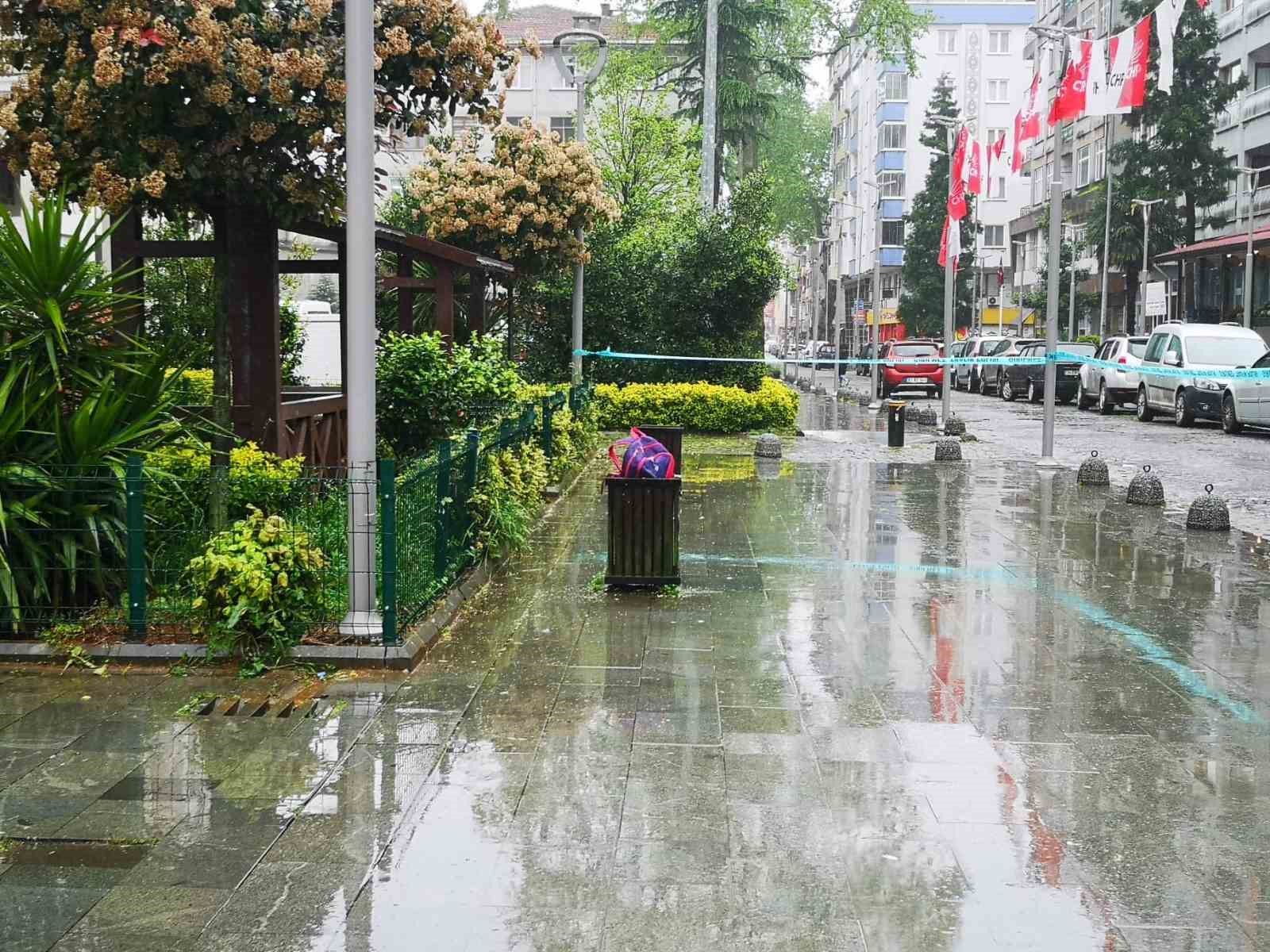 TRABZON’UN OF İLÇESİN'BELEDİYE BİNASININ ARKA SOKAĞI ÜZERİNDE ŞÜPHELİ ÇANTA İHBARI