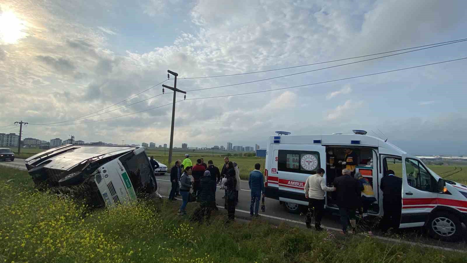 ÇORLU’DA YOLDAN ÇIKAN İŞÇİ SERVİSİNİN ŞARAMPOLE YUVARLANMASI SONUCU 6 KİŞİ