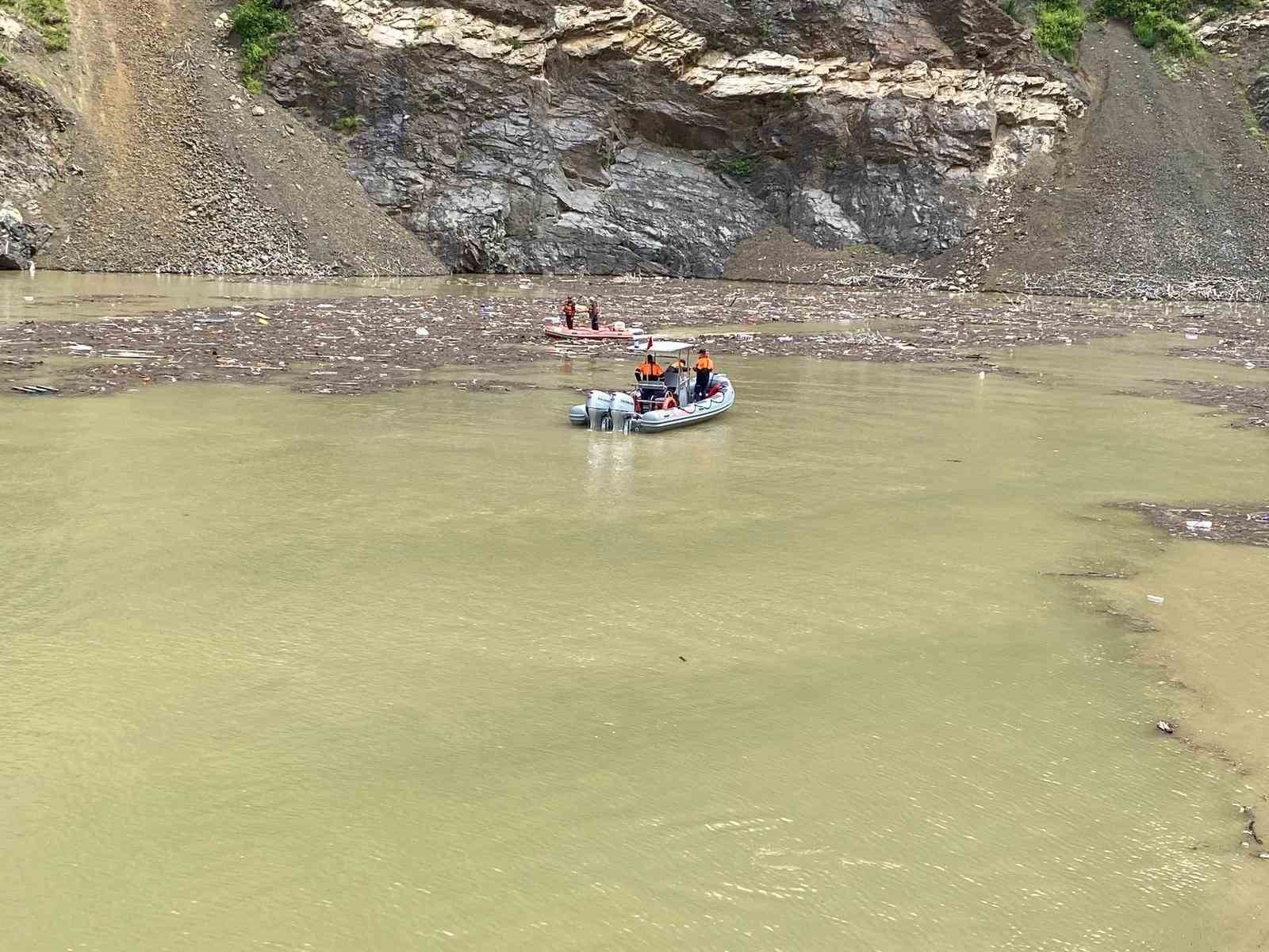 ARTVİN’İN ŞAVŞAT İLÇESİNDE KAMYONUYLA ÇORUH NEHRİNE DÜŞEN VE DAHA SONRA