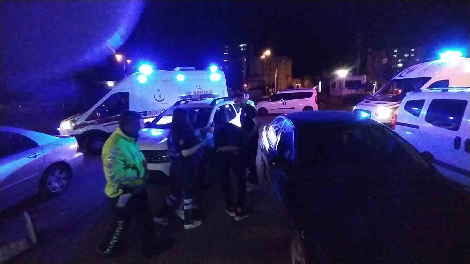 ÇORUM'DA İKİ GRUP ARASINDA ÇIKAN BIÇAKLI KAVGADA 3 KİŞİ YARALANDI.