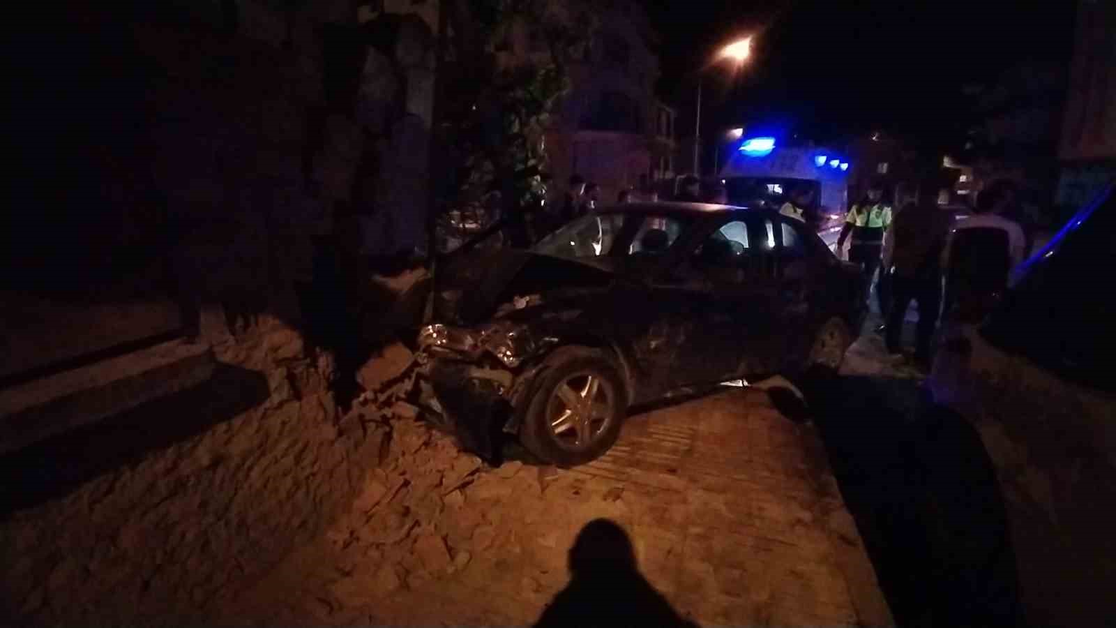 ÇORUM'DA İKİ OTOMOBİLİN ÇARPIŞMASI SONUCU MEYDANA GELEN TRAFİK KAZASINDA 3