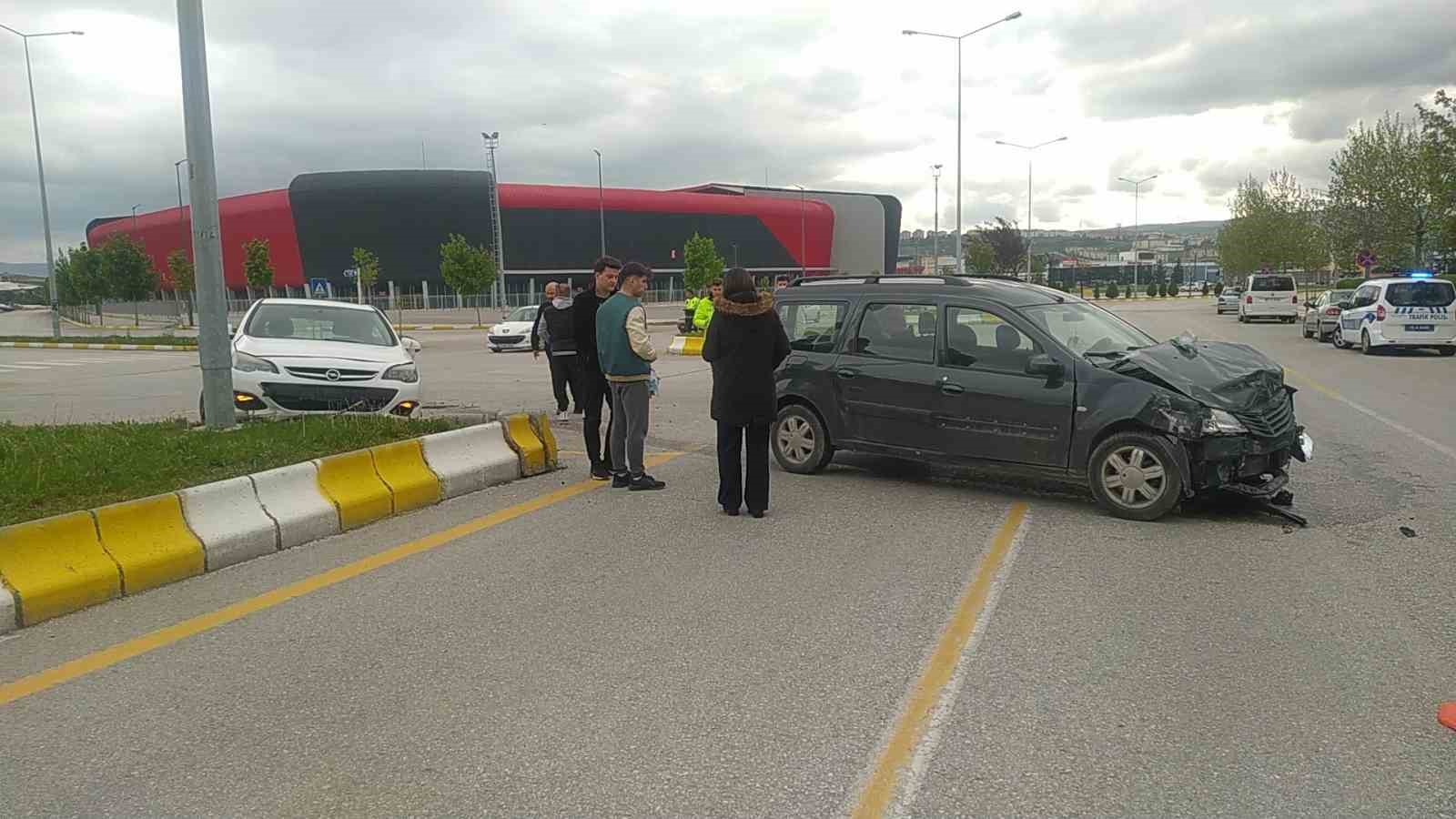 ÇORUM’DA İKİ OTOMOBİLİN ÇARPIŞMASI SONUCU MEYDANA GELEN KAZADA 1 KİŞİ