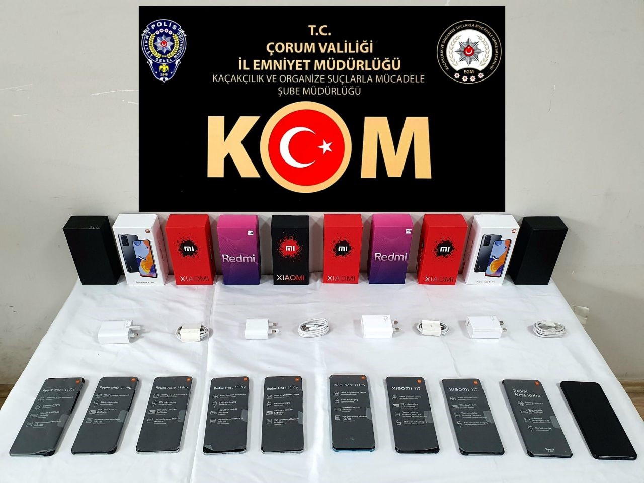OPERASYONDA ÇOK SAYIDA GÜMRÜK KAÇAĞI CEP TELEFONU ELE GEÇİRİLDİ.