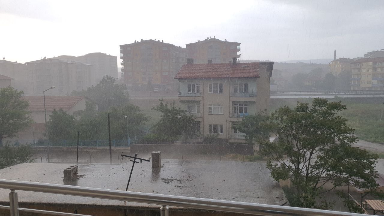 ÇORUM’UN SUNGURLU İLÇESİNDE ETKİLİ OLAN SAĞANAK YAĞIŞ HAYATI OLUMSUZ ETKİLEDİ.