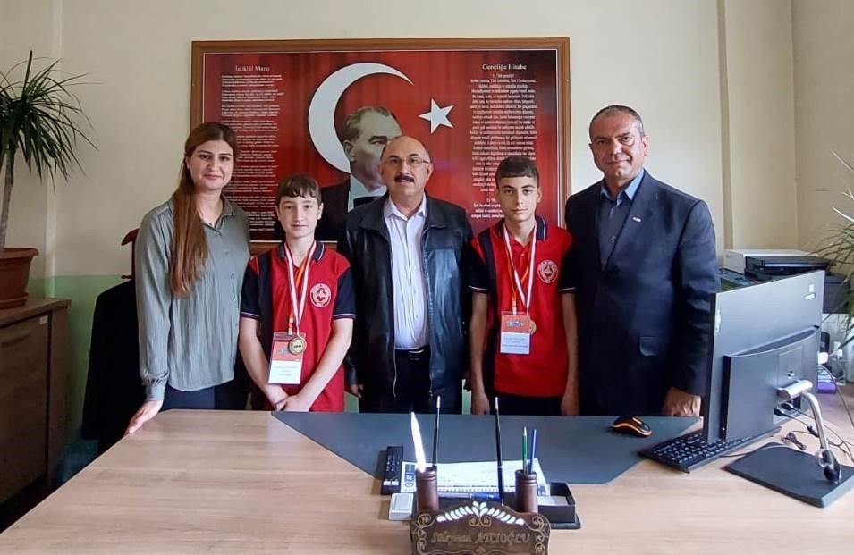 ORTAOKUL ÖĞRENCİLERİNİ KAPSAYAN İKİ AŞAMALI MATEMATİK TEMALI BLOK TABANLI KODLAMA