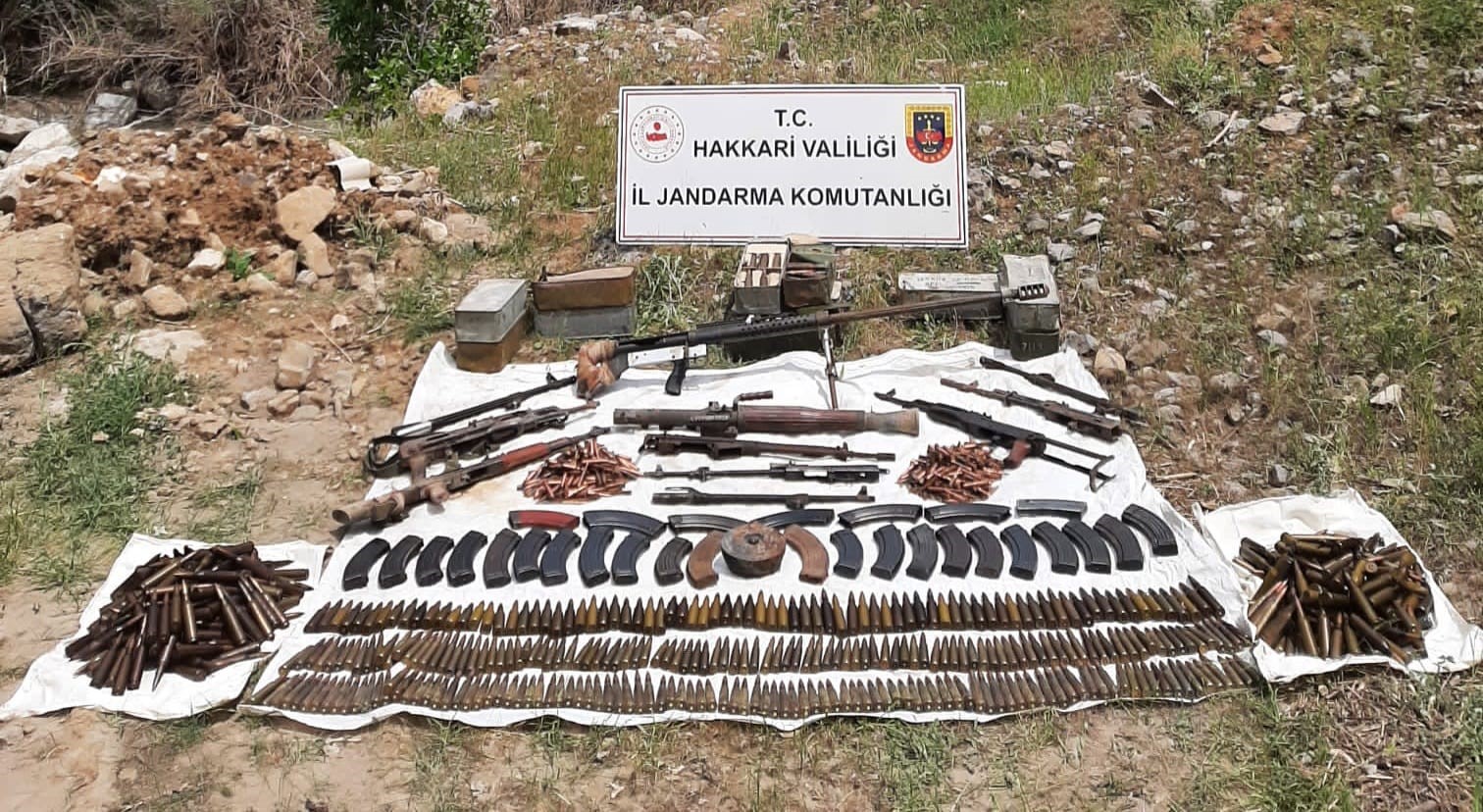HAKKARİ'NİN ÇUKURCA İLÇESİNDE YAPILAN OPERASYONDA ÇOK SAYIDA SİLAH VE MÜHİMMAT