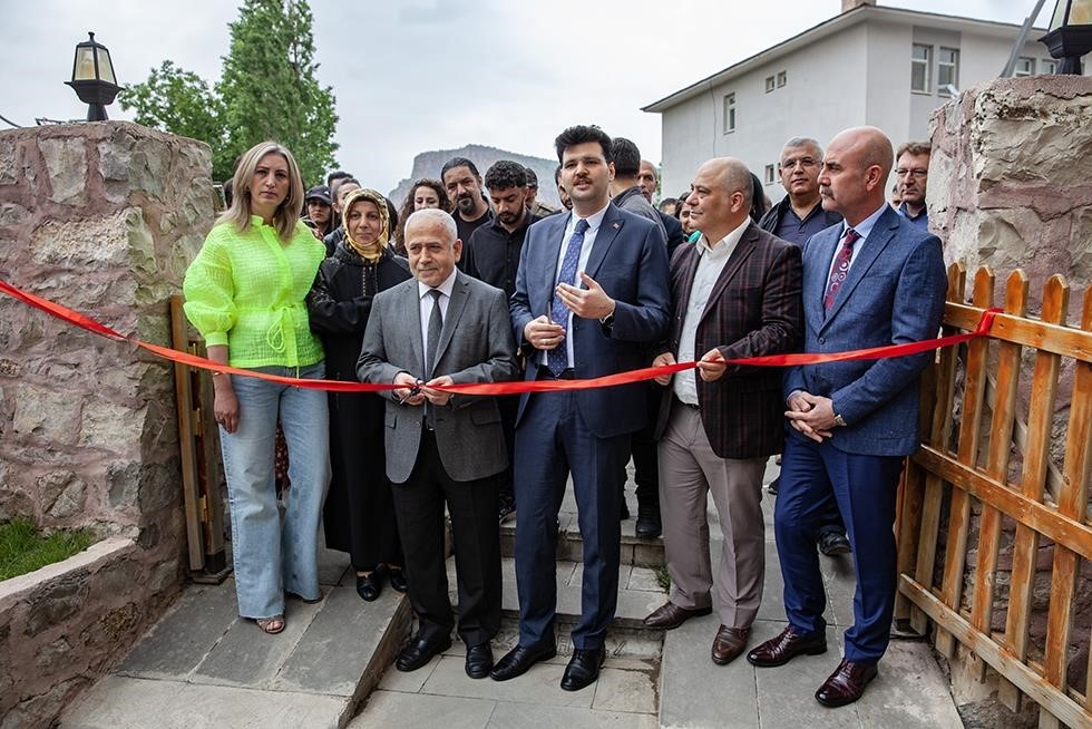 HAKKARİ ÜNİVERSİTESİ GÜZEL SANATLAR FAKÜLTESİNDE GÖREVLİ DR. ÖĞRETİM ÜYESİ DERYA