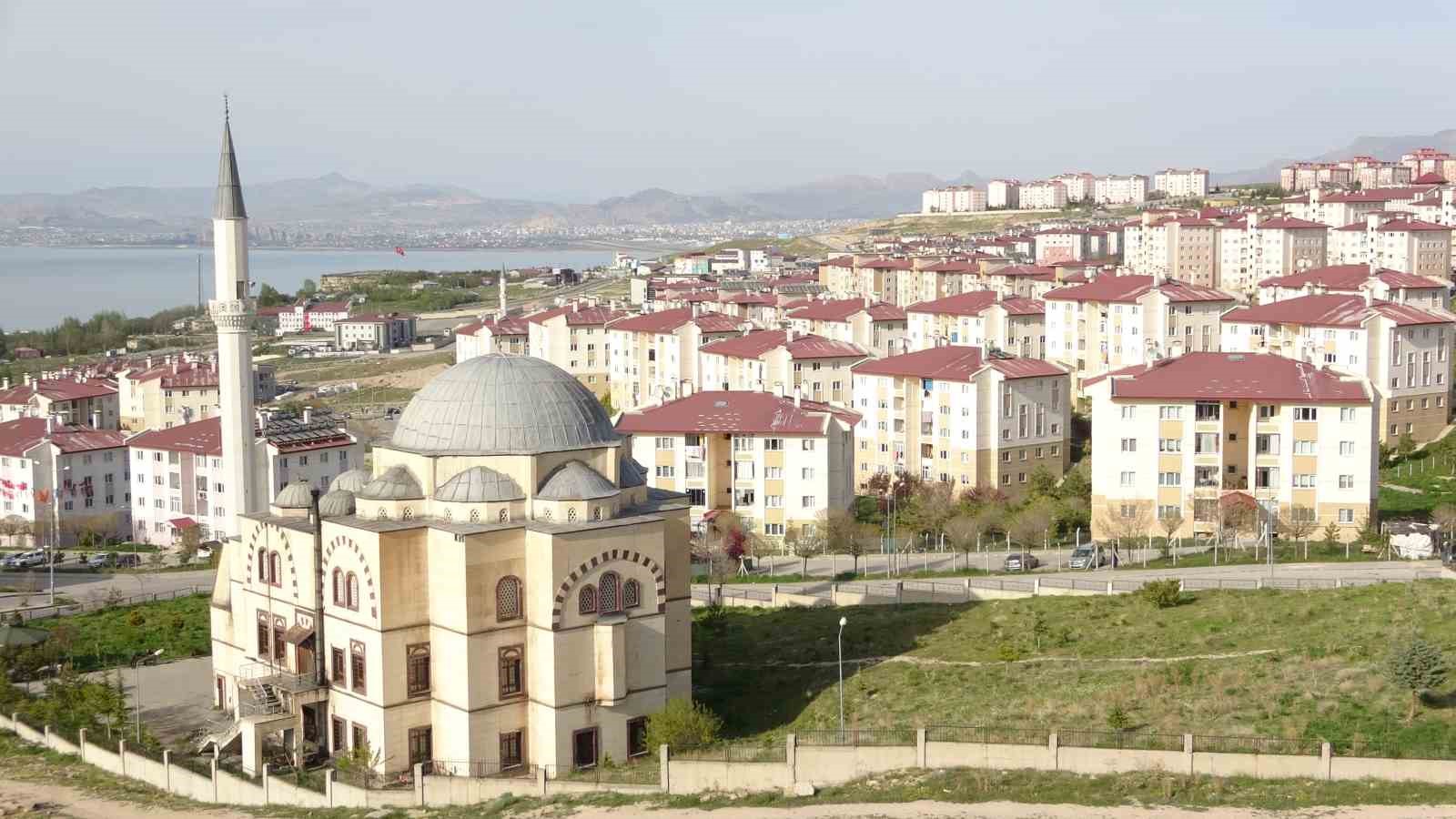 VAN'DA 12 YIL ÖNCE MEYDANA GELEN İKİ YIKICI DEPREMİN ARDINDAN