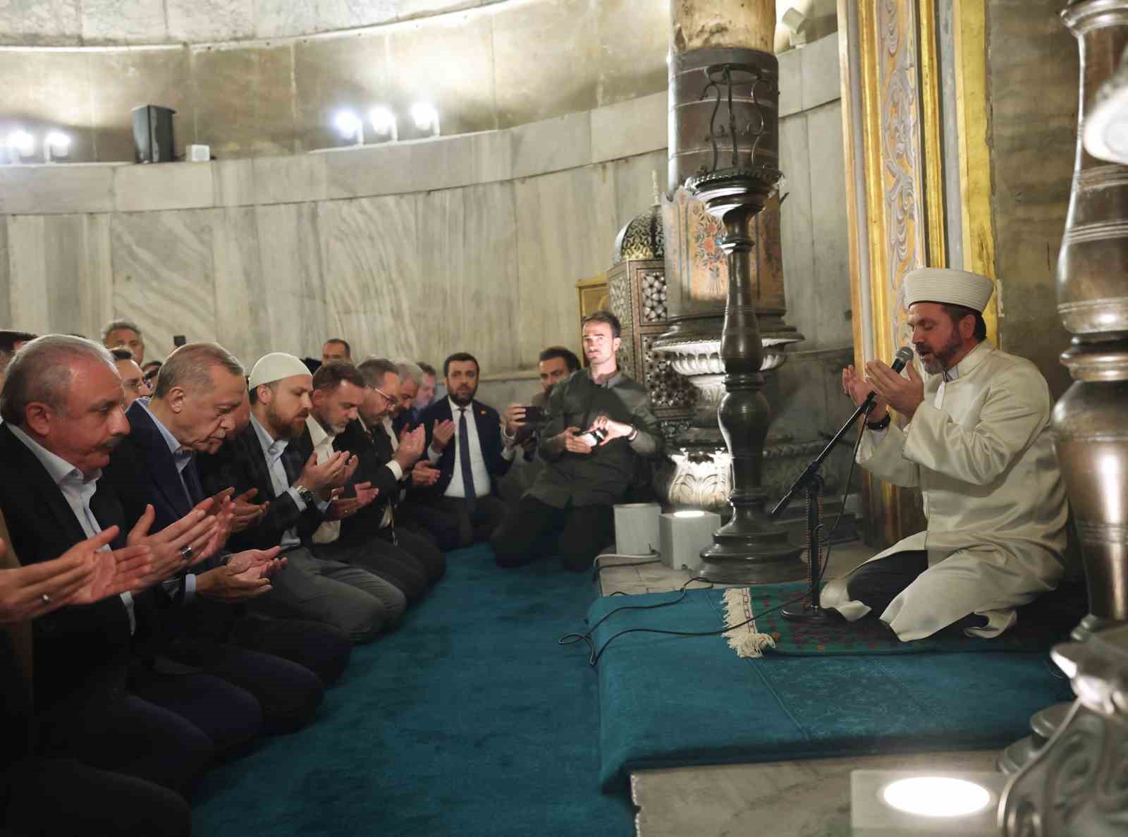 CUMHURBAŞKANI RECEP TAYYİP ERDOĞAN, YATSI NAMAZINI AYASOFYA-İ KEBİR CAMİİ'NDE KILDI.