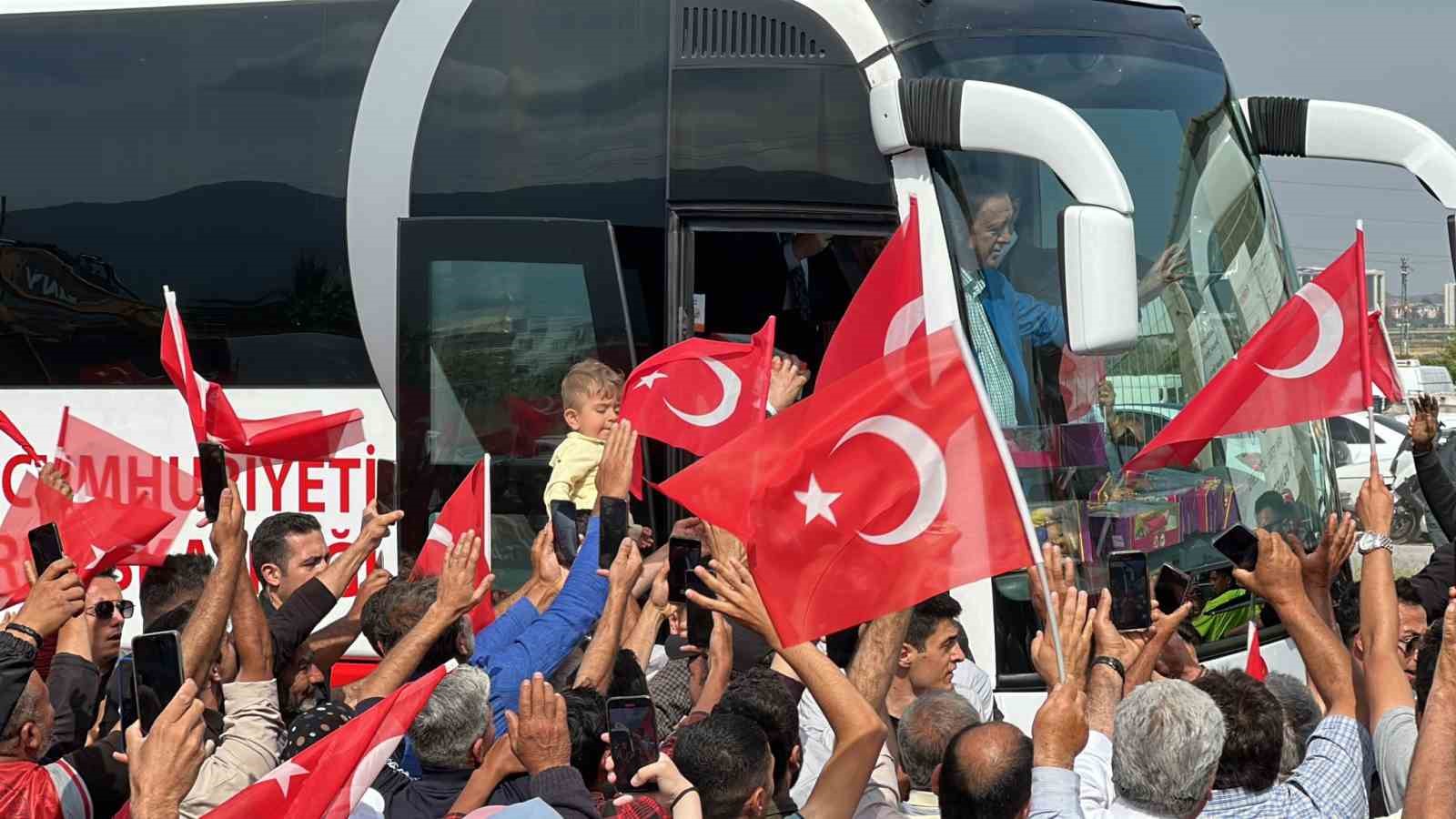HATAY’A GELEN CUMHURBAŞKANI RECEP TAYYİP ERDOĞAN’A VATANDAŞLAR SEVGİ GÖSTERİSİNDE BULUNDU.