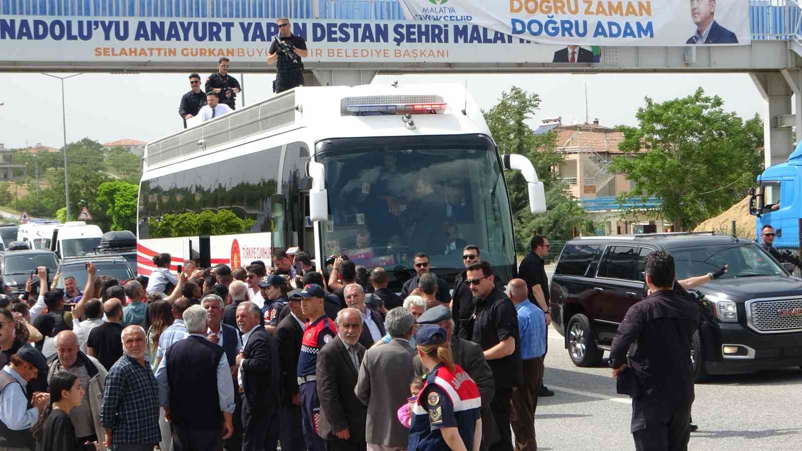 MALATYA’YA GELEN CUMHURBAŞKANI RECEP TAYYİP ERDOĞAN'A VATANDAŞLAR SEVGİ GÖSTERİSİNDE BULUNDU.