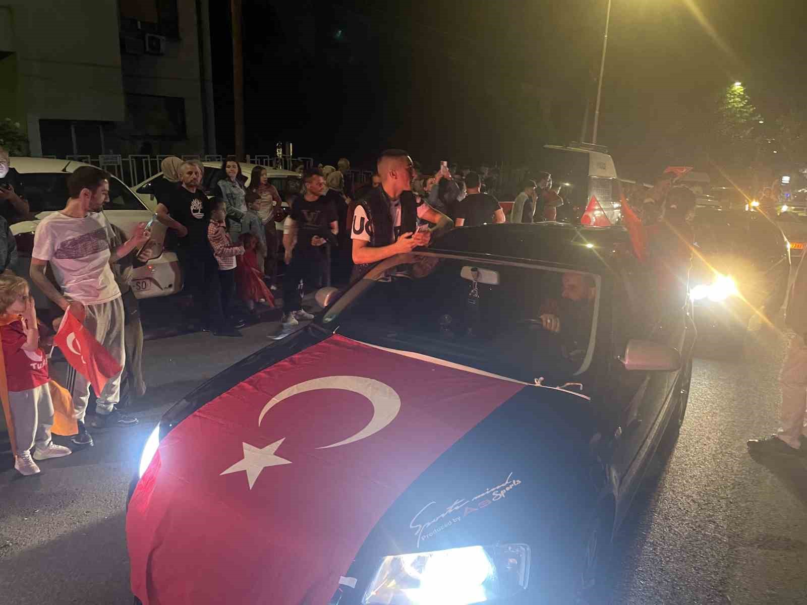 KUZEY MAKEDONYA’DA CUMHURBAŞKANI RECEP TAYYİP ERDOĞAN’IN ZAFERİ BÜYÜK BİR COŞKUYLA
