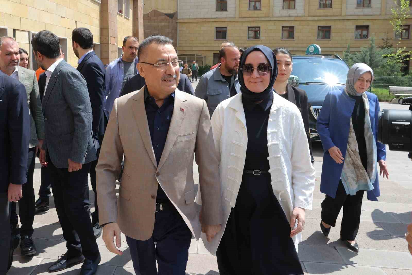 Cumhurbaşkanı Yardımcısı Oktay oyunu Ankara’da kullandı CUMHURBAŞKANI YARDIMCISI FUAT OKTAY, SEÇİM BÖLGESİ ANKARA YENİMAHALLE’DE, 1203 NUMARALI