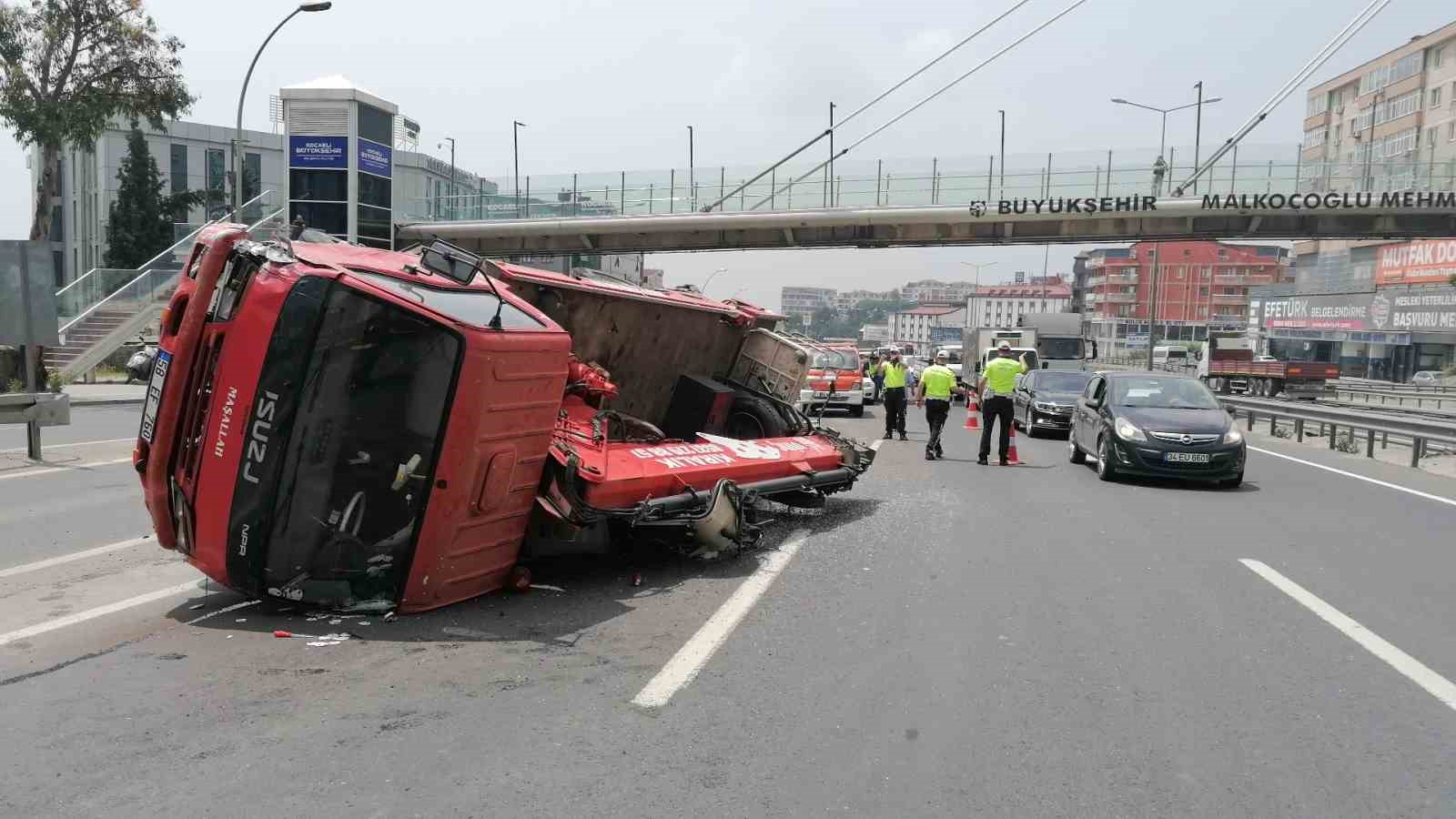 KOCAELİ'NİN GEBZE İLÇESİNDE ARIZA YAPAN OTOMOBİLE ARKASINDAN GELEN SEPETLİ VİNÇ