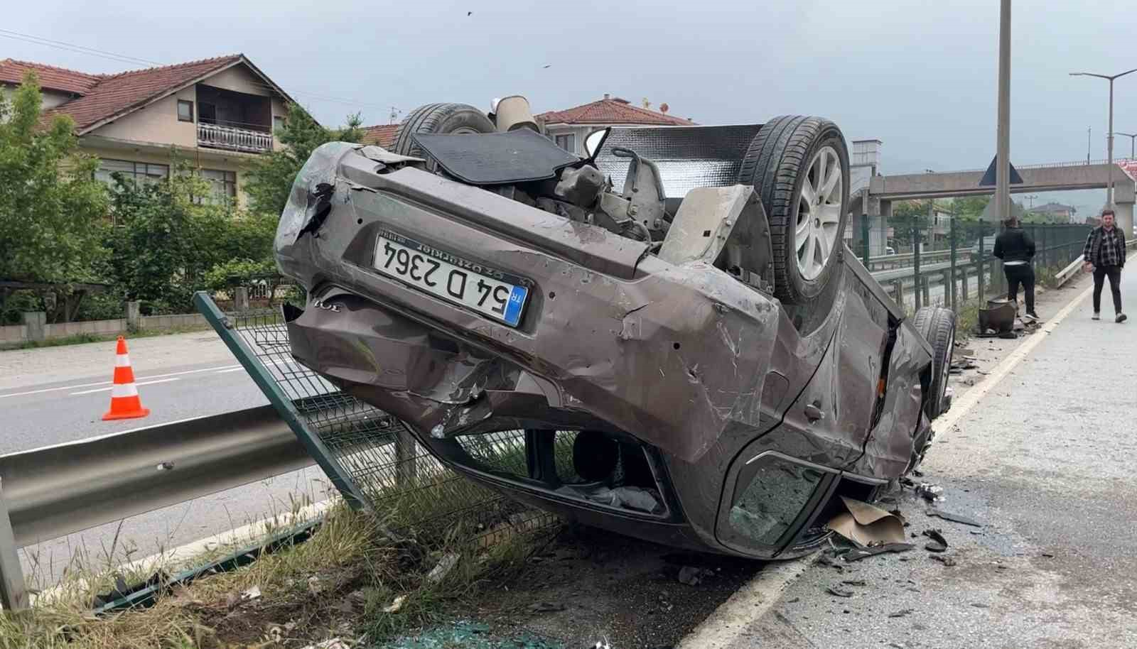 SAKARYA’NIN HENDEK İLÇESİ D-100 KARAYOLUNDA BARİYERLERE ÇARPAN OTOMOBİLİN TAKLA ATTIĞI