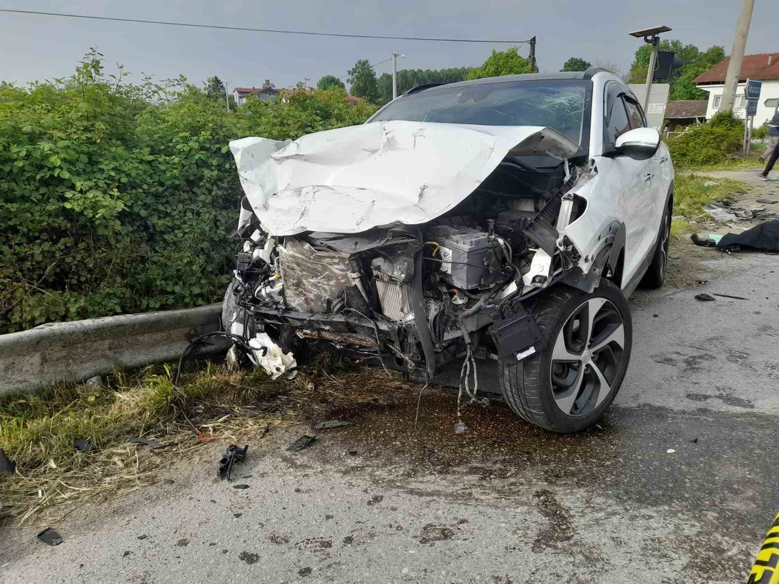 SAKARYA’NIN AKYAZI İLÇESİ D-100 KARAYOLUNDA CİP İLE OTOMOBİLİN ÇARPIŞMASI NETİCESİNDE