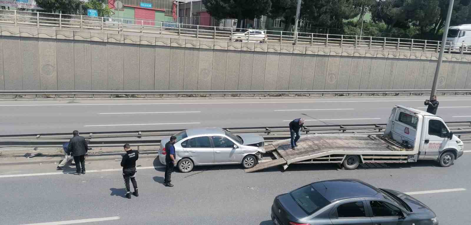 KOCAELİ’NİN GEBZE İLÇESİNDE D-100’DE OTOMOBİLİN BAŞKA BİR OTOMOBİLE ÇARPMASIYLA MEYDANA