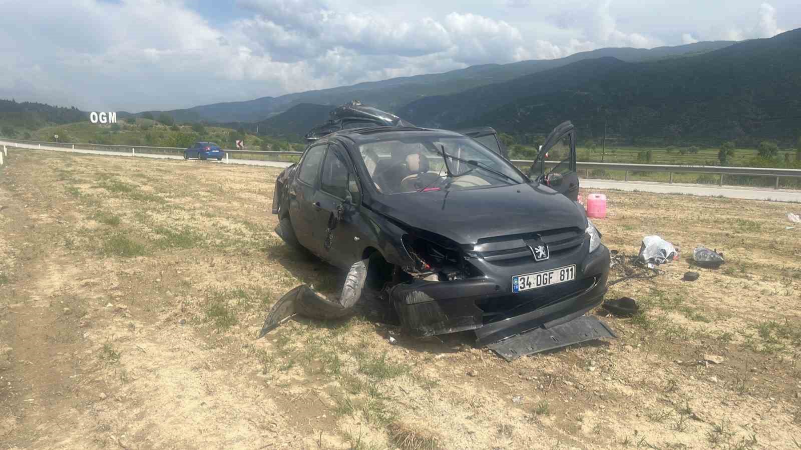 KASTAMONU’NUN TOSYA İLÇESİ D100 KARAYOLUNDA TAKLA ATAN OTOMOBİLDEKİ 3 KİŞİ