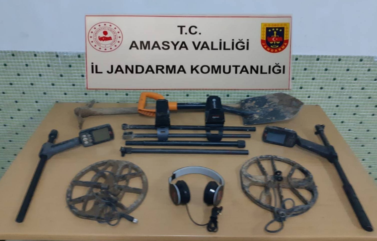 AMASYA’NIN SULUOVA İLÇESİNDE DAĞLIK ARAZİDE KAÇAK KAZI YAPMAYA ÇALIŞAN 3