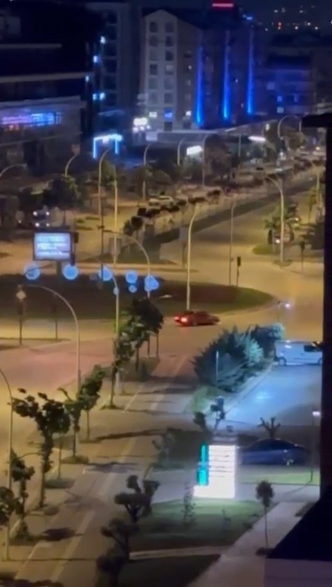 BURSA’DA BİR OTOMOBİL SÜRÜCÜSÜ GECE YARISI ÇIKTIĞI KAVŞAKTA DAKİKALARCA DRİFT