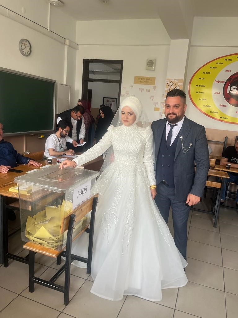 ÇORUM’DA BİR ÇİFT, DÜĞÜN TÖRENİ ÖNCESİ GELİN VE DAMATLIKLARIYLA SANDIK
