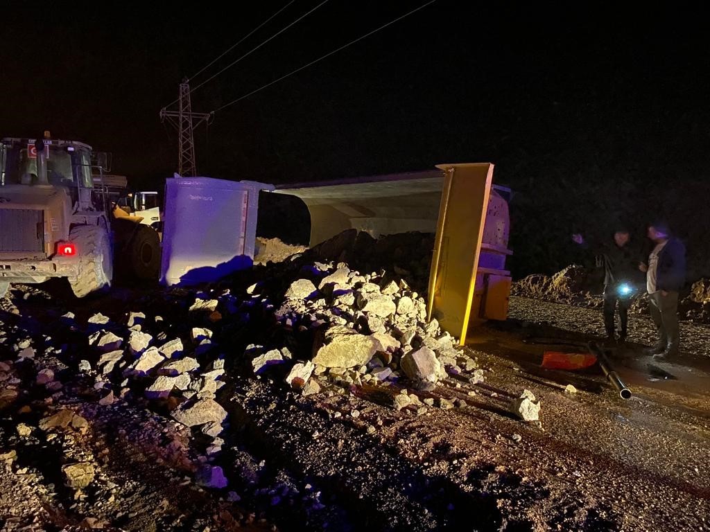MALATYA’DA SEYİR HALİNDEYKEN DAMPERİ YERİNDEN ÇIKAN KAMYON KAZA YAPTI. KAZADA
