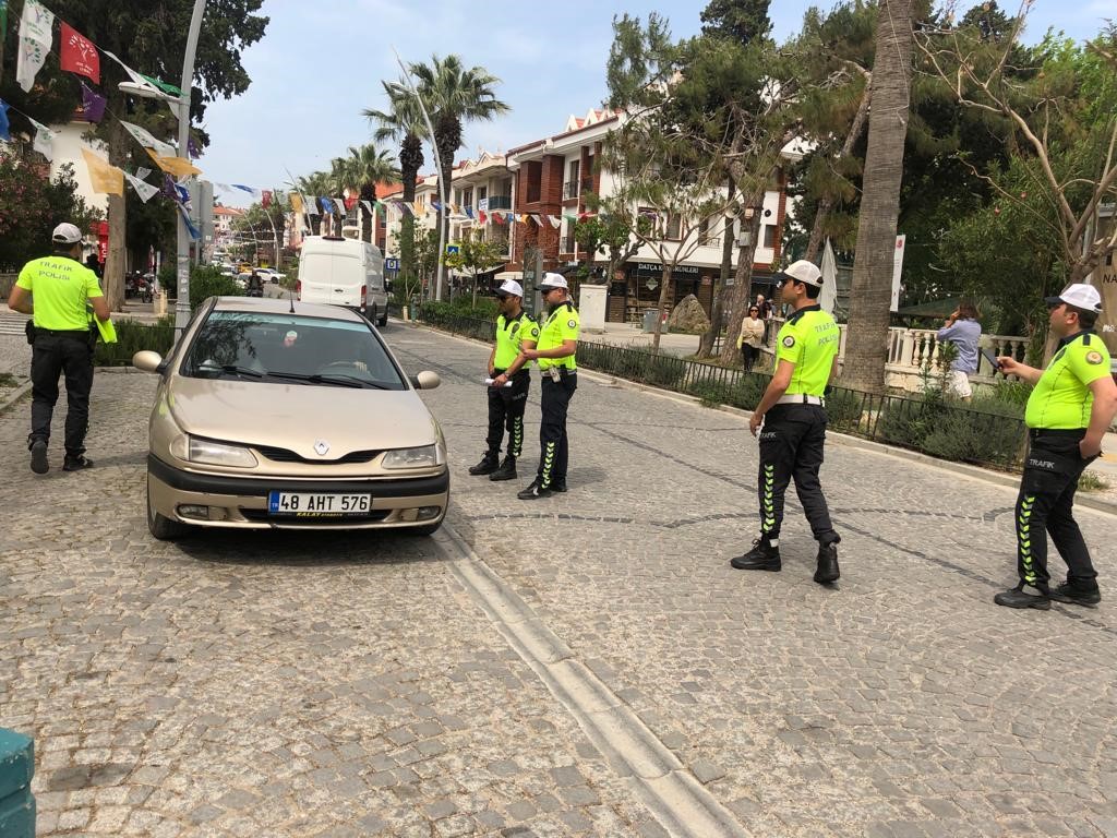 DATÇA’DA SÜRÜCÜLER TRAFİK KURALLARI HAKKINDA BİLGİLENDİRİLDİ