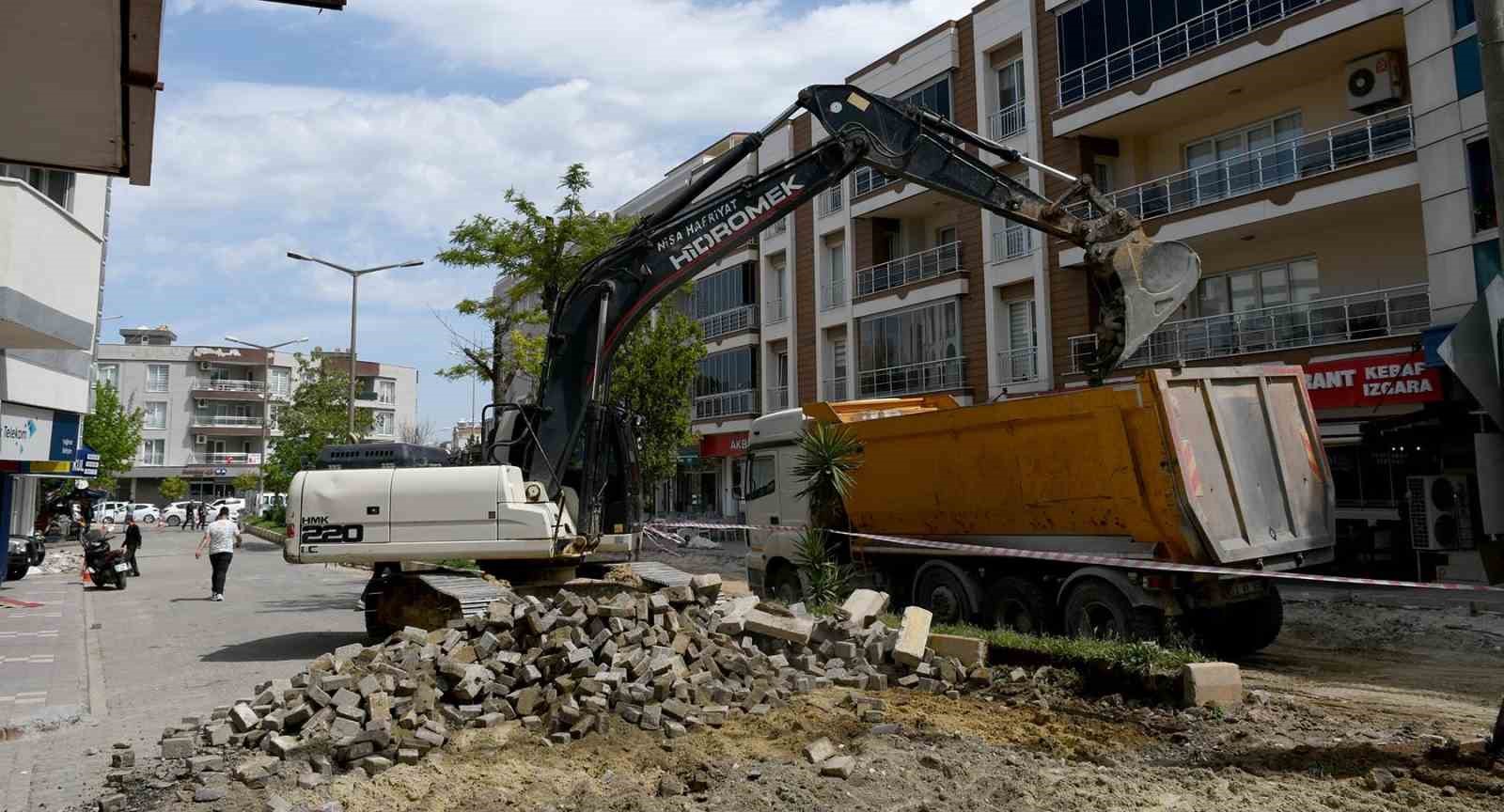 DAVUTLAR’DA HİZMET SEFERBERLİĞİ HIZ KESMEDEN DEVAM EDİYOR