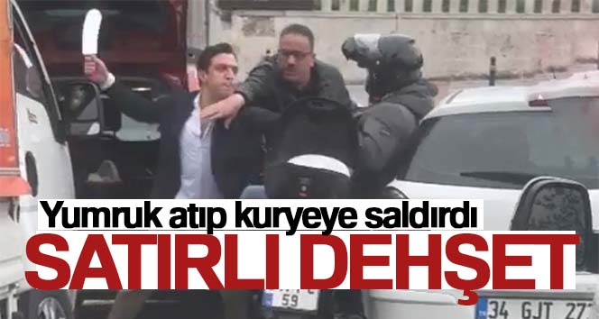 İstanbul’da satırlı dehşet kamerada: Yumruk atıp kuryeye saldırdı Fatih’te trafikte bir sürücü, kendisinden yol isteyen motosikletli kuryeyi önce