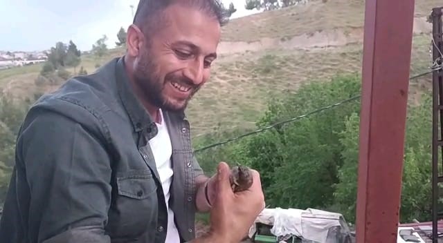 DİYARBAKIR SİLVAN'DA EVİN ÇATISINDA BULUNAN ÇATININ DEMİR PROFİLİNE SIKIŞAN MİNİK