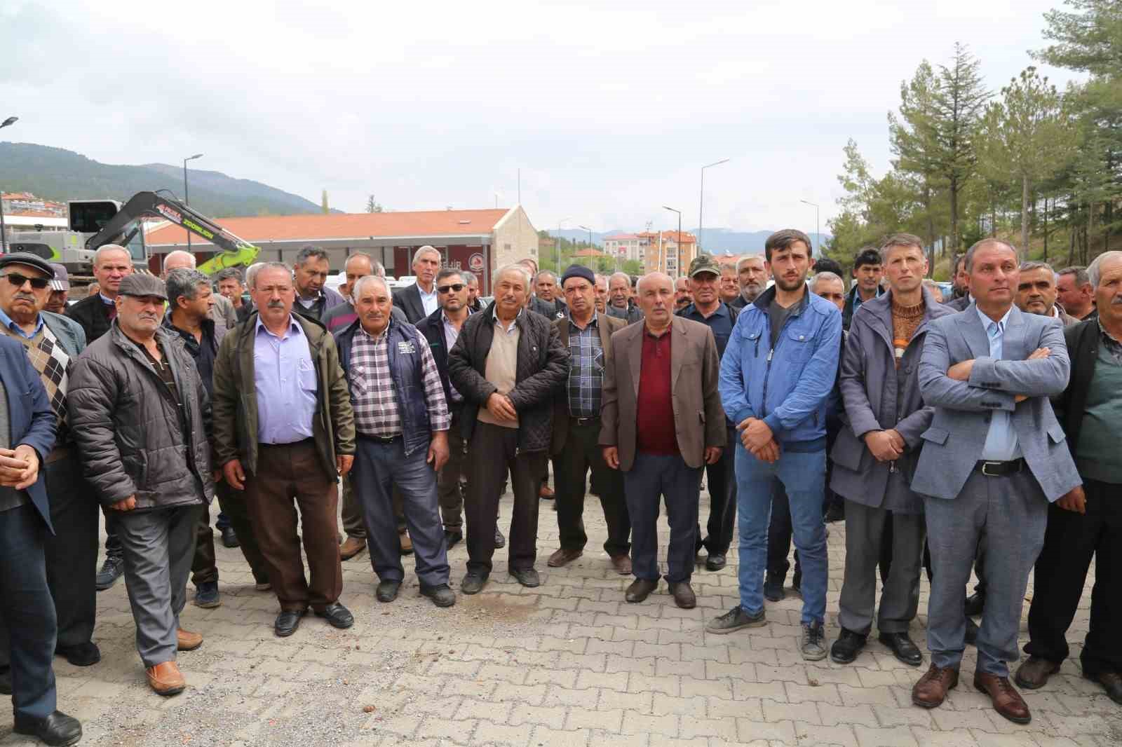 DENİZLİ BÜYÜKŞEHİR BELEDİYESİ, ÇAMELİ İLÇESİNDE ÖRTÜ ALTI SERA ÜRETİCİLERİNE ZARARLILARA