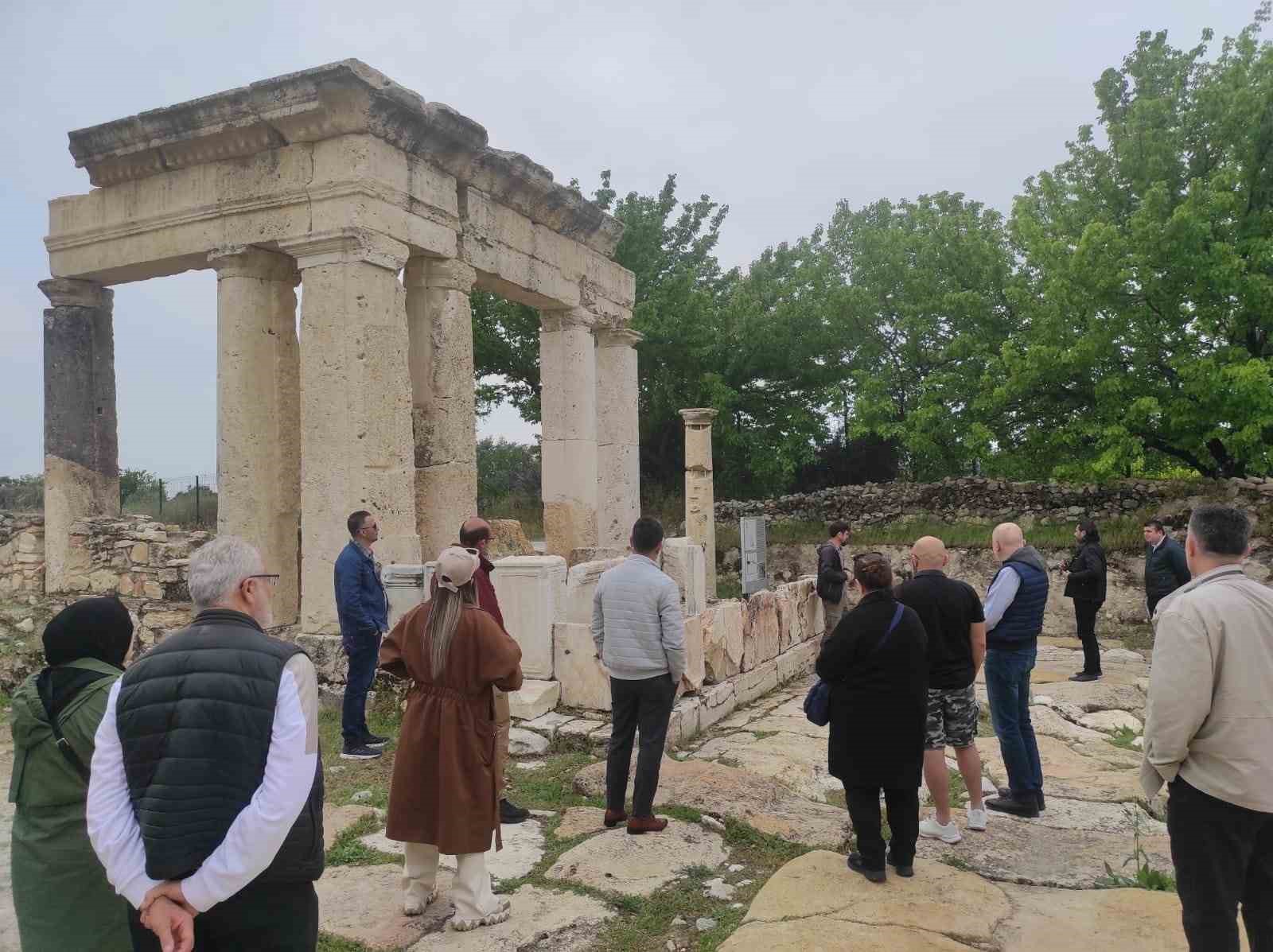 DENİZLİ VE UŞAK İLLERİ ARASINDA ALTERNATİF TURİZM ROTASININ OLUŞTURULMASI VE