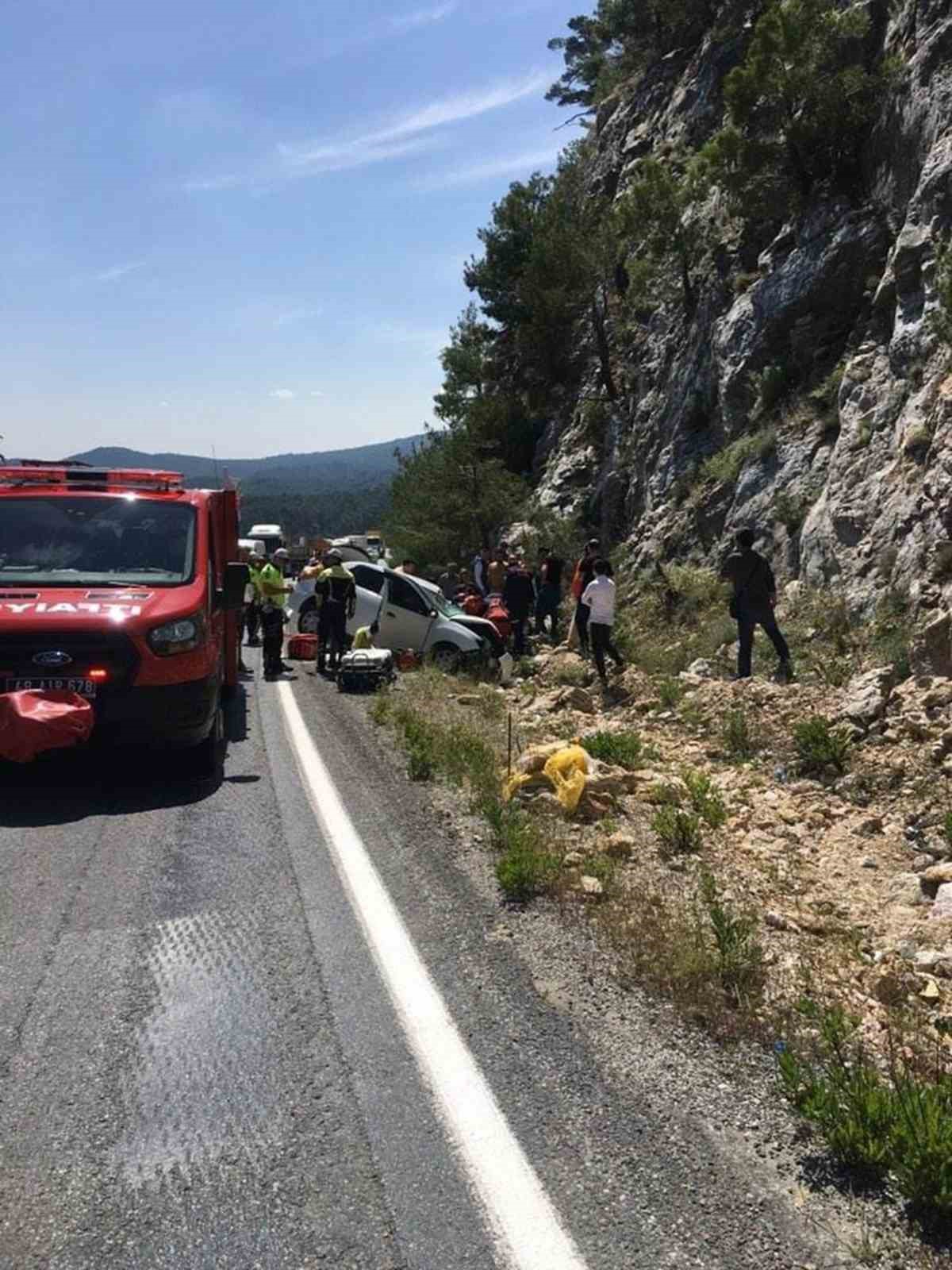 MUĞLA-DENİZLİ KARAYOLU TOKUŞ RAMPASINDA TÜP YÜKLÜ KAMYON İLE ÖZEL OTOMOBİLİN