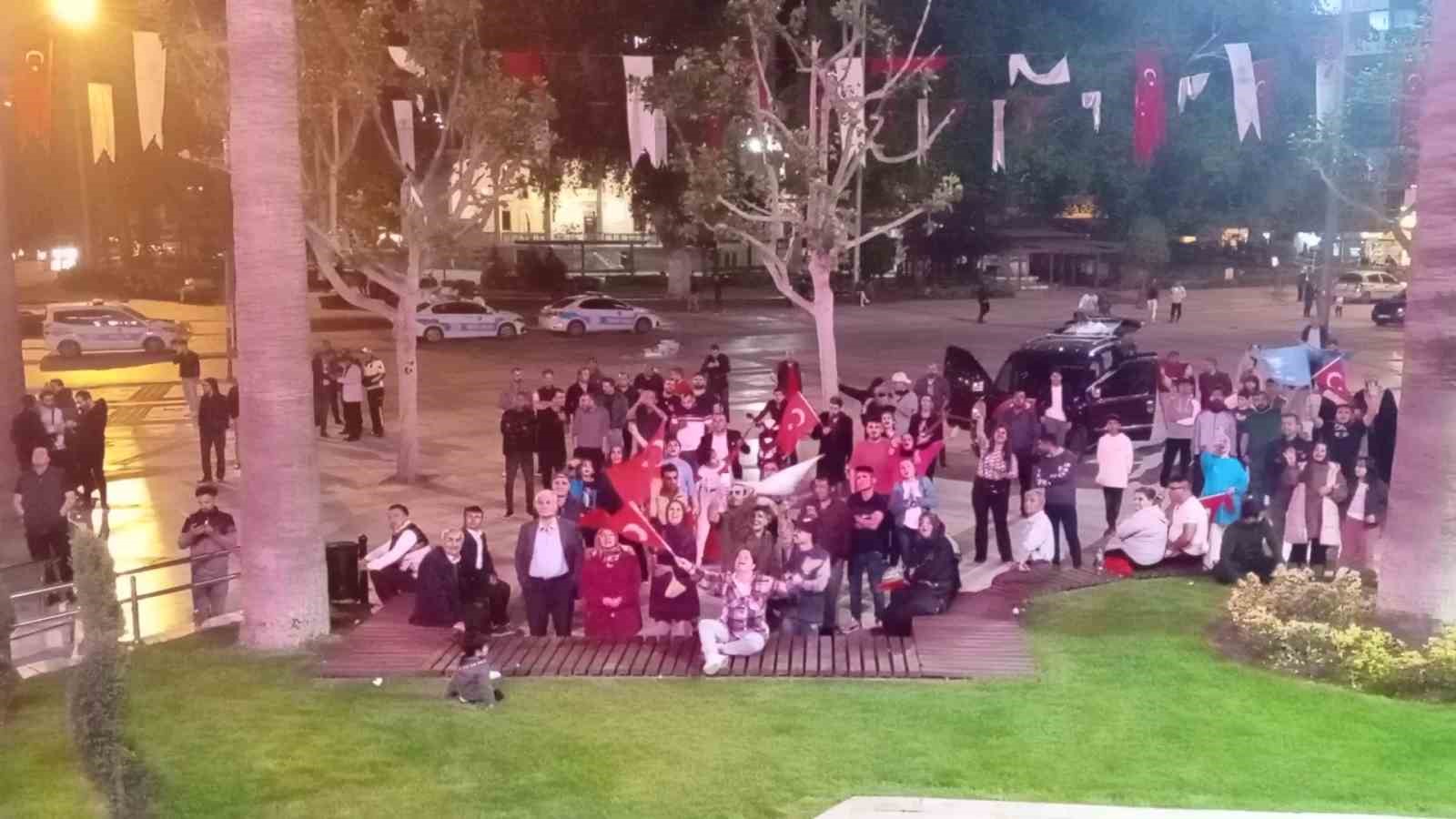 DENİZLİ’DE CUMHUR İTTİFAKI DESTEKÇİLERİ, TBMM'DE ÇOĞUNLUĞU SAĞLAMANIN VERDİĞİ MUTLULUĞU KENT
