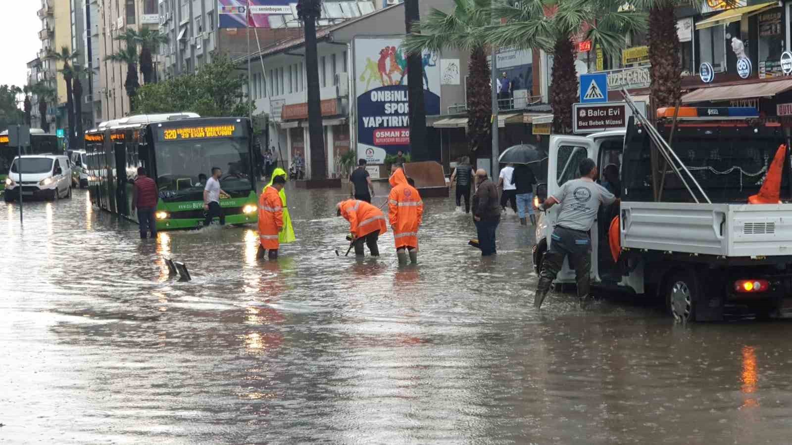 DENİZLİ’DE KISA SÜREDE ETKİLİ OLAN SAĞANAK YAĞMUR, YOLLARI GÖLE ÇEVİRDİ.