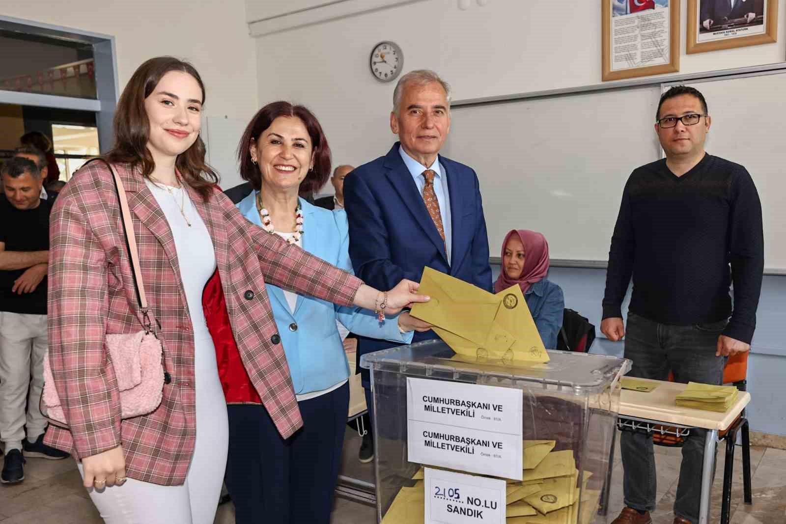 CUMHURBAŞKANLIĞI VE 28. DÖNEM MİLLETVEKİLİ GENEL SEÇİMİ İÇİN OYLARINI KULLANAN