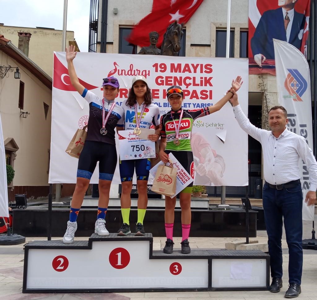 DENİZLİ BİSİKLET TAKIMI, BALIKESİR VE BODRUM’DA DÜZENLENEN BİSİKLET YARIŞLARINDAN ÖDÜLLERLE