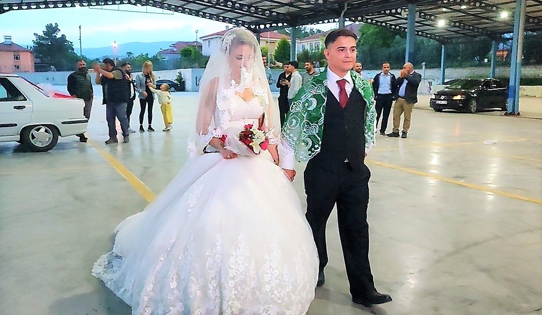 KAHRAMANMARAŞ MERKEZLİ DEPREMDE ETKİLENEN VE BİRÇOK YAKININI KAYBEDEN GELİN, TANIŞTIĞI