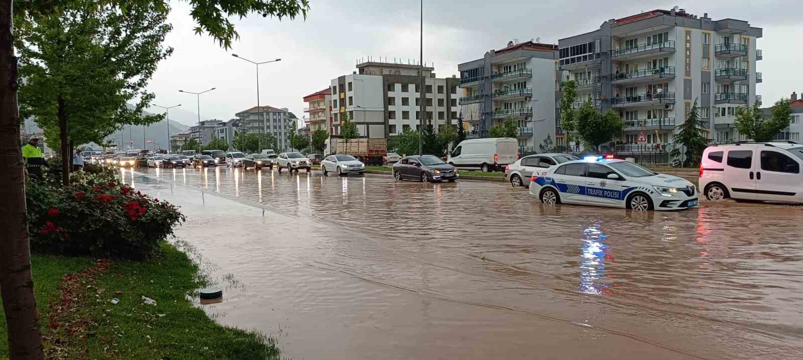 DENİZLİ’DE AKŞAM SAATLERİNE DOĞRU ETKİLİ OLAN YAĞMUR, HAYATI OLUMSUZ ETKİLEDİ.