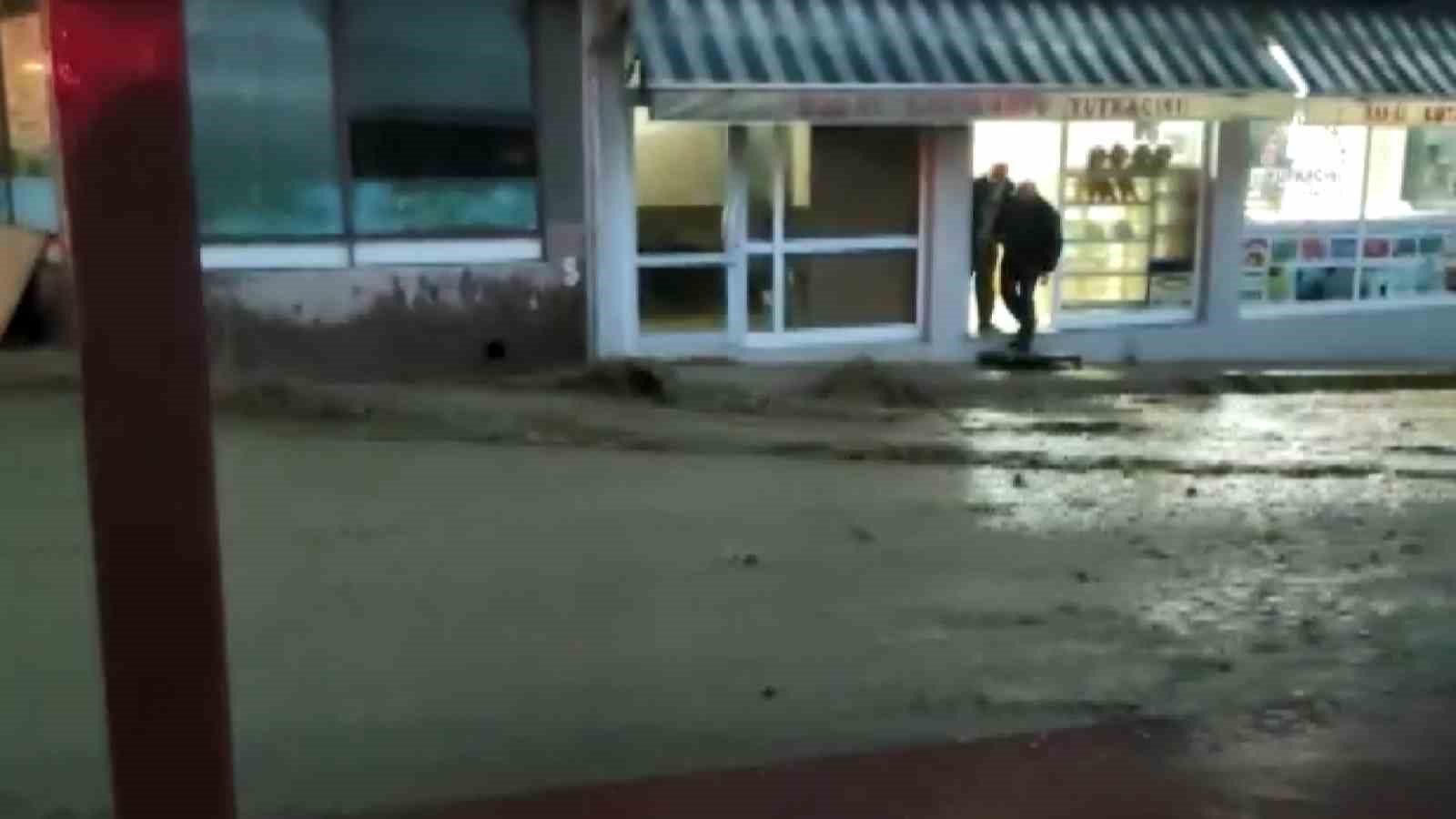 KASTAMONU'NUN TOSYA İLÇESİNDE KUVVETLİ SAĞANAK SIRASINDA BİR DEPOYA DÜŞEN YILDIRIM
