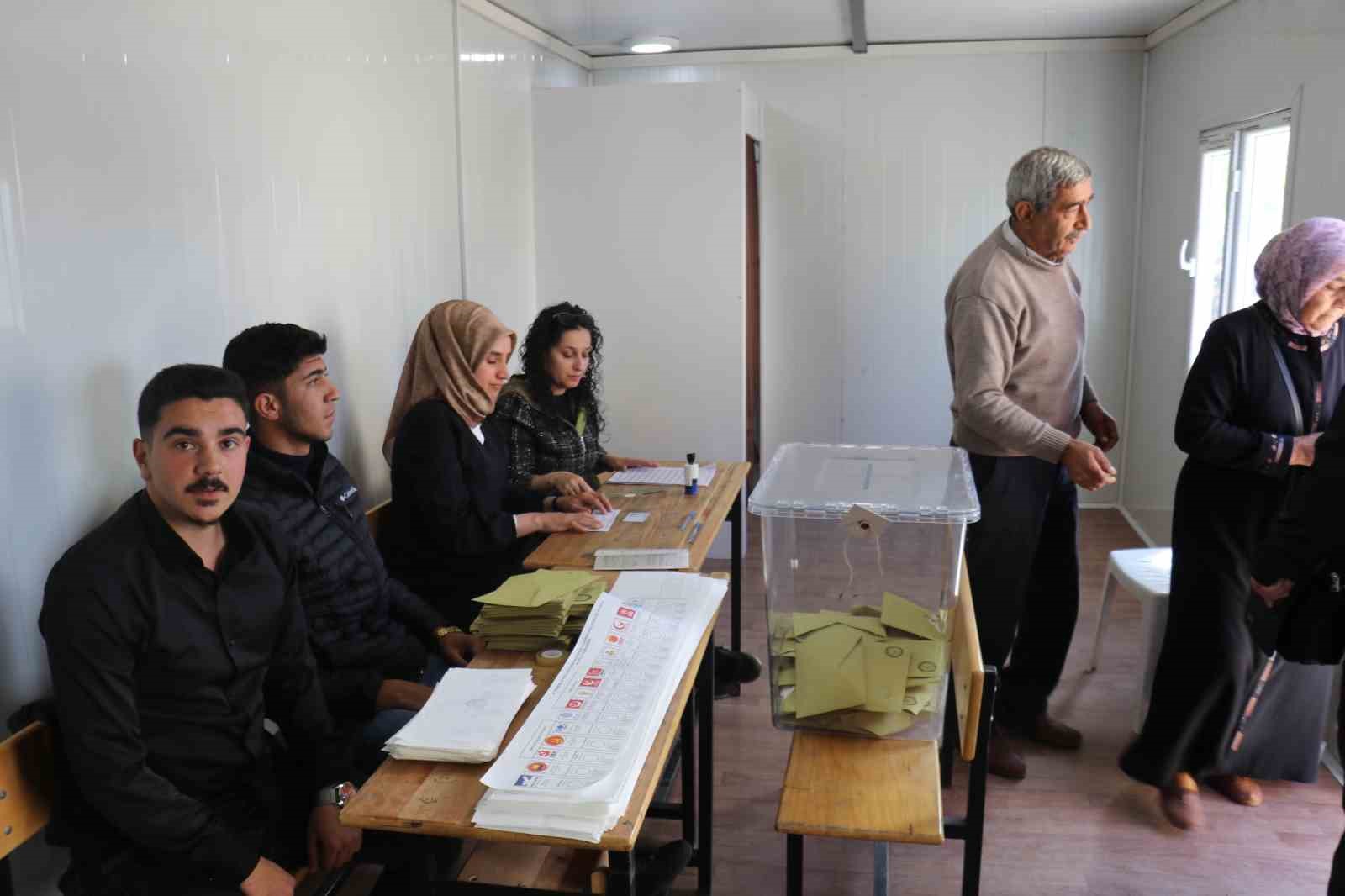 MALATYA’DA OKUL BAHÇELERİNE KURULAN KONTEYNERLERDE OY KULLANILIYOR