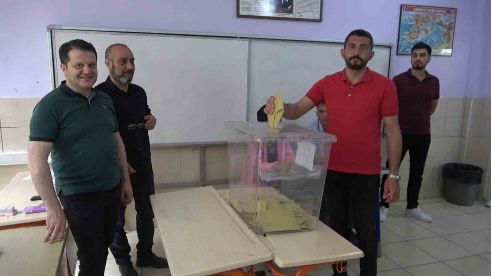 OSMANİYE’DE OY KULLANMA İŞLEMİ BAŞLADI