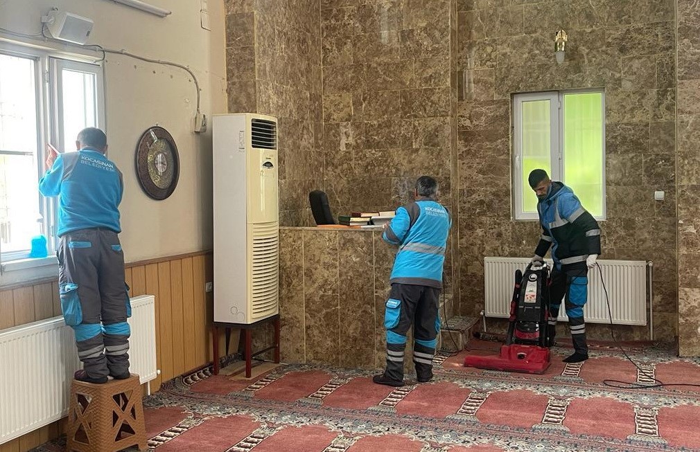 ADIYAMAN’DA, BULUNAN VE DEPREMDE HASAR GÖRMEYEN CAMİLERDE DİP BUCAK TEMİZLİĞİ