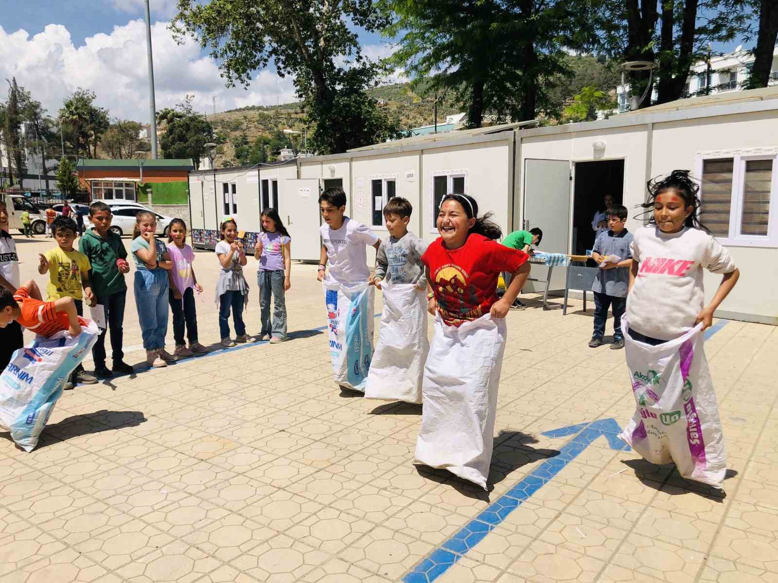 KAHRAMANMARAŞ MERKEZLİ DEPREMLERİN ARDINDAN BÖLGEYE GİDEN DÜZCE GENÇLİK MERKEZİ GÖNÜLLÜLERİ