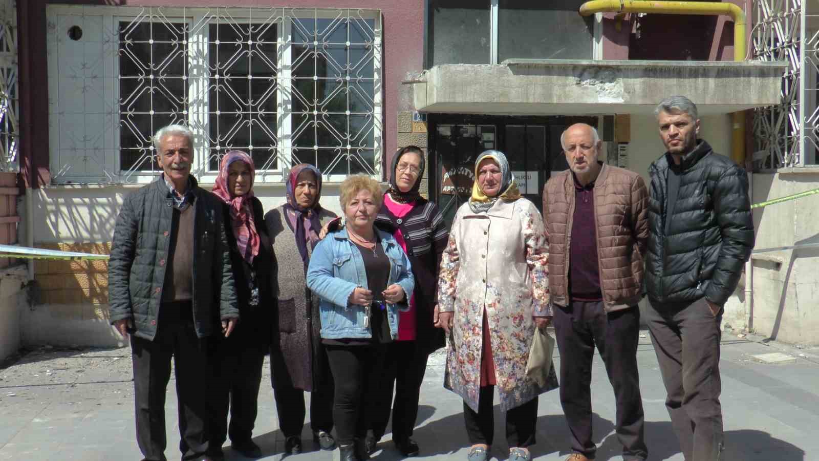 DURUMDAN RAHATSIZ OLAN MAHALLE SAKİNLERİ, YETKİLİLERDEN YARDIM İSTEDİ.