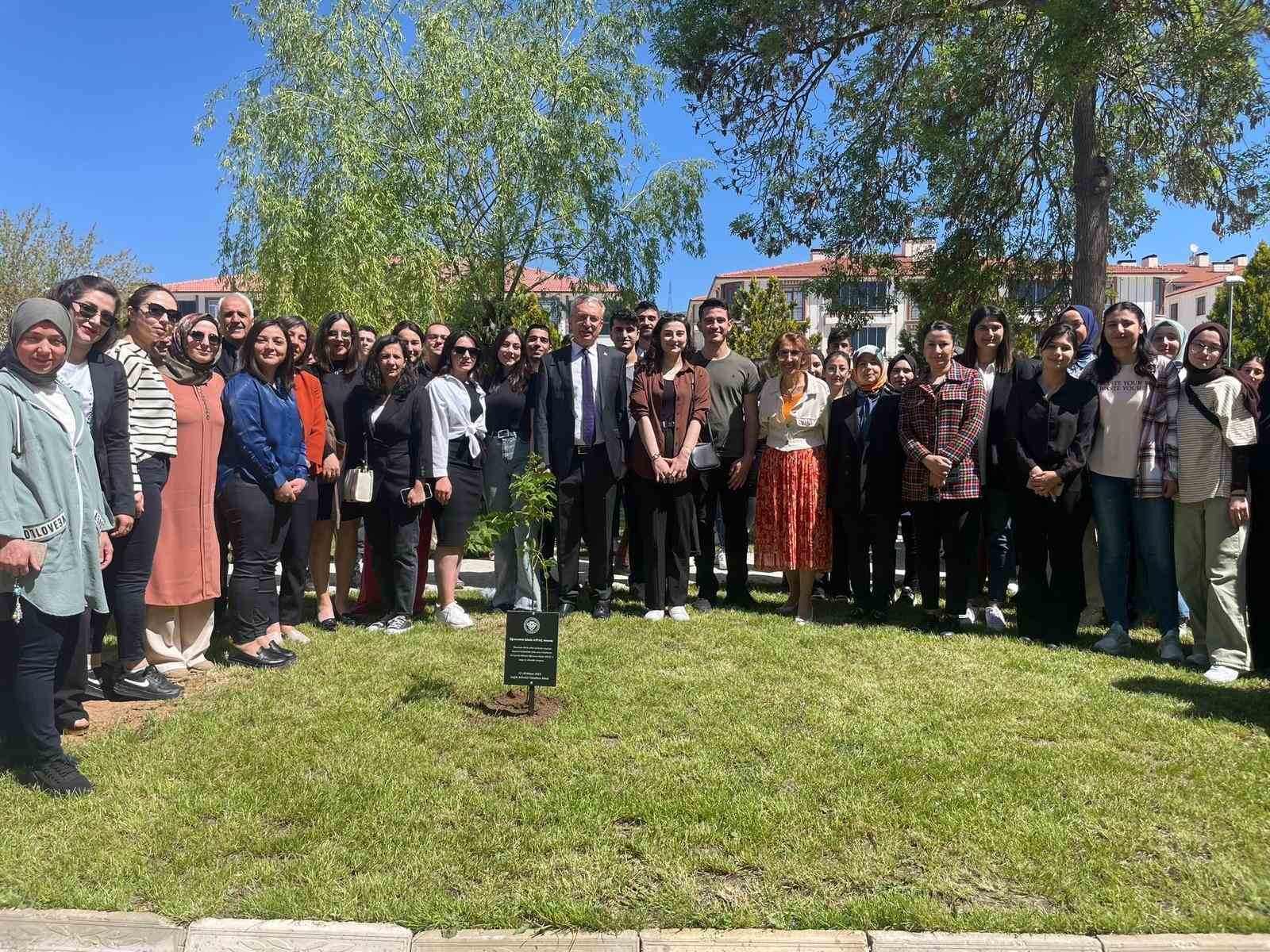 DEPREMDE HAYATINI KAYBEDEN ÖĞRENCİLERİN ANISINA FİDAN DİKİLDİ