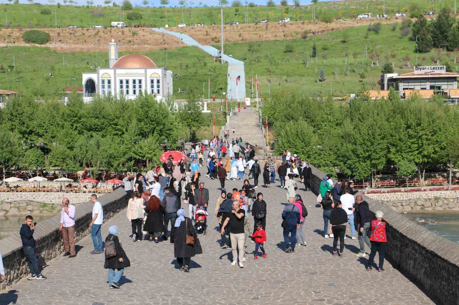 KAHRAMANMARAŞ MERKEZLİ DEPREMLERDEN SONRA HASAR GÖREN DİYARBAKIR’DA RAMAZAN BAYRAMI’NI FIRSAT